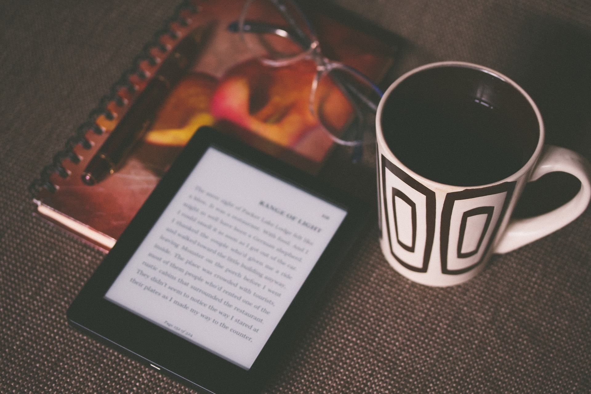 Ebook-reading-with-mug